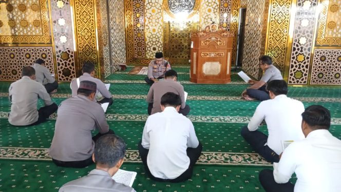 					Personel Polres Bulukumba Luangkan Waktu Membaca Al Qur'an. (Foto: Ist/ Humas)