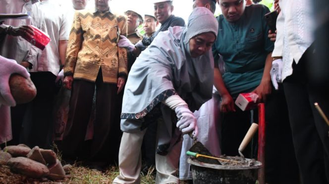 					Bupati Sinjai Hj. Ratnawati Arif, melakukan peletakan batu pertama sebagai tanda dimulainya renovasi Masjid Agung Nujumul Ittihad. [Foto: Ist]