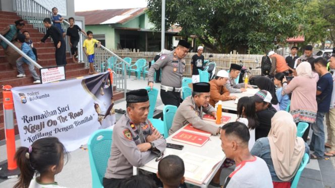 					Para pelanggar lalu lintas yang terjaring razia diberi teguran dan mengikuti tes membaca Al-Qur’an. (Foto: Ist)