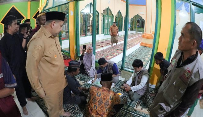 					Wali Kota Munafri Arifuddin meninjau lokasi pengungsian warga Blok 10 Perumnas Antang yang terdampak banjir (dok)
