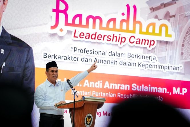 					Menteri Pertanian (Mentan) Andi Amran Sulaiman saat membawakan materi di Ramadan Leadership Camp Pemprov Sulsel (dok)