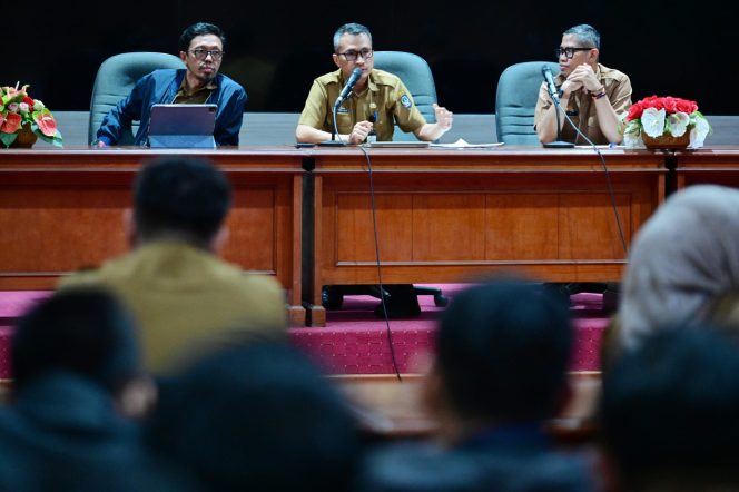 					Plt Kepala Diskominfo Sulsel Salim Basmin pimpin rapat perdana bersama staf dan jajaran Humas dan Layana Informasi (dok)