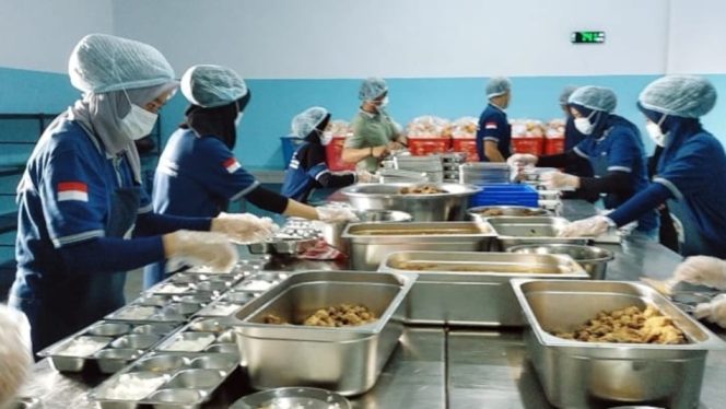 					Petugas Dapur MBG  di Sinjai Sedang Mengisi Ompreng. (Foto: Ist)