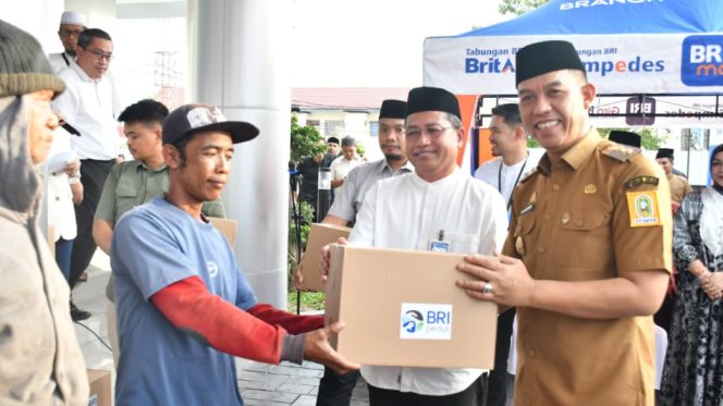 					Wabup Sinjai Bersama Pimca BRI Serahkan Paket Bantuan Sembako ke Warga. [Foto: Ist]