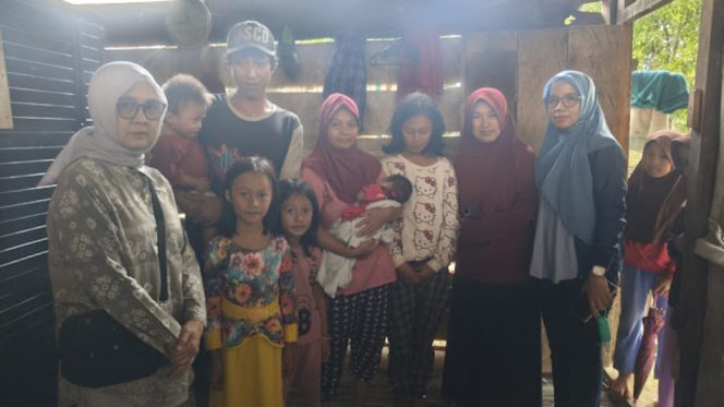 					Kepala Dinkes Sinjai, dr. Emmy Kartahara Malik Kunjungi Langsung Warga yang Alami Gangguan Kulit. [Foto: Ist]