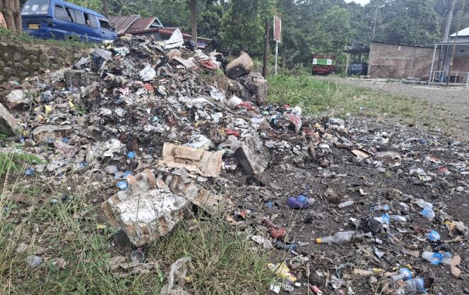 					Tumpukan Sampah di Depan Pasar Lagora Lappadata. [Foto: Berita.News/ Thatang)