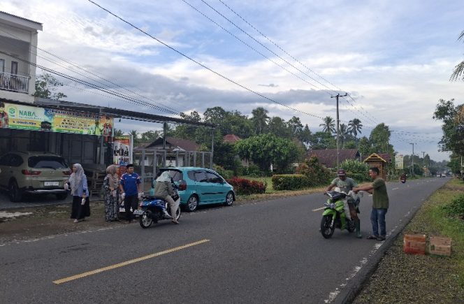 					Alumni angkatan 2003 SMPN 1 Bikeru Kembali Berbagi Takjil kepada Pengendara dan Warga Setempat. [Foto: Berita.News]