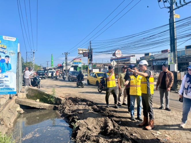 					Kepala Dinas BMBK Sulsel Andi Ihsan saat meninjau ruas jalan Moncolloe Maros (dok.)
