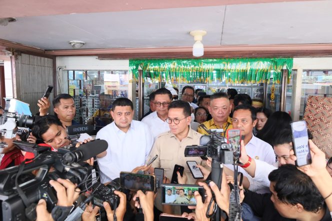 					Wali Kota Makassar Munafri Arifuddin bersama Gubernur Sulsel dan Menteri Perdagangan (Mendag) Tinjau Harga dan Stok Pangan di Pasar Terong (dok.)