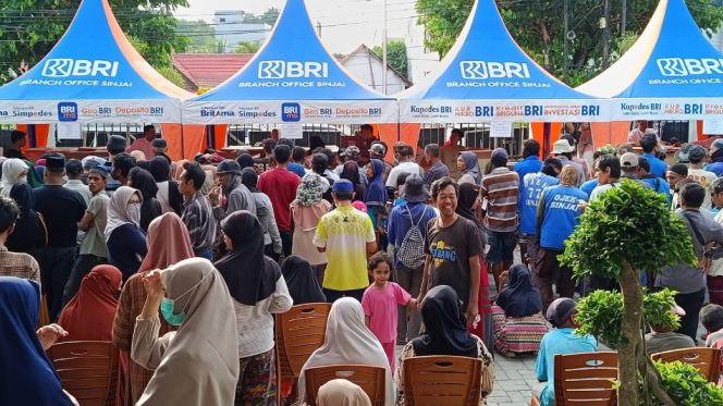 					Warga Padati Area Kantor BRI Sinjai yang Baru untuk menerima bantuan paket senbako. [Foto: Ist]