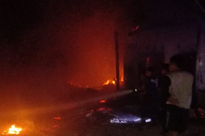 					Petugas Damkar Sinjai Bersama Warga Setempat Padamkan Kobaran Api yang Membakar Rumah Warga Bulupoddo. [Foto: Ist]