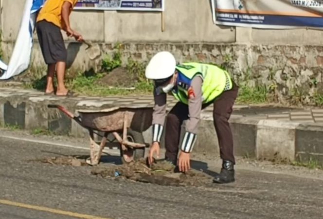 					Aipda Herman yang melakukan Penambalan Di Jalan Ahmad Yani. [Foto: Ist]