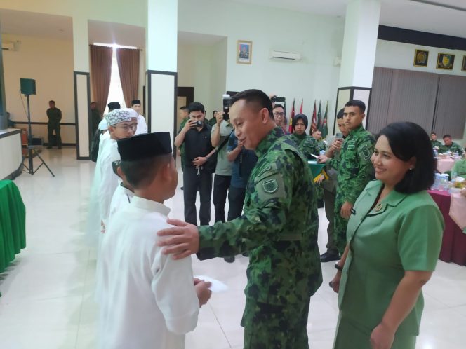 					Markas Divisi Infanteri 3 Kostrad berbagi dan buka puasa bersama anak Tahfidz dan Panti di Momen Hari Ulang Tahun (HUT) Satuan ke 65 (dok.)