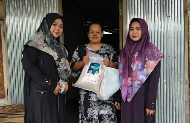 					Tim Penggerak Pemberdayaan dan Kesejahteraan Keluarga (TP-PKK) Kabupaten Jeneponto, Sulawesi Selatan berbagi sembako. [Foto: Ist]