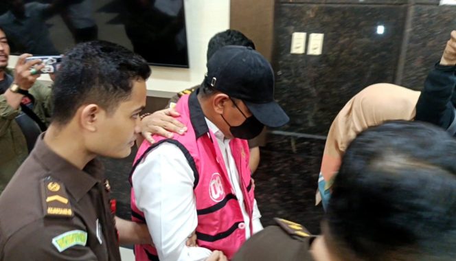 					Eks Pj Gubernur Sulsel Bahtiar Baharuddin tertunduk saat dibawa Tim Kejati Sulsel (dok)