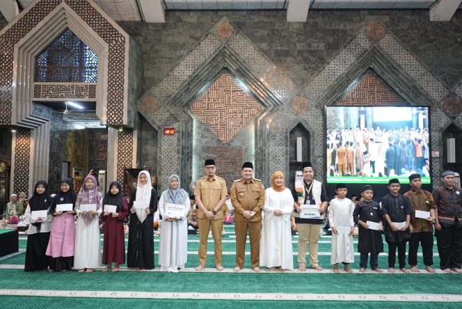 					Buka Puasa Bersama Pemerintah Kota Makassar dan Ribuan Anak Panti dan Dhuafa di Masjid Al Markaz Al Islami Makassar (dok.)
