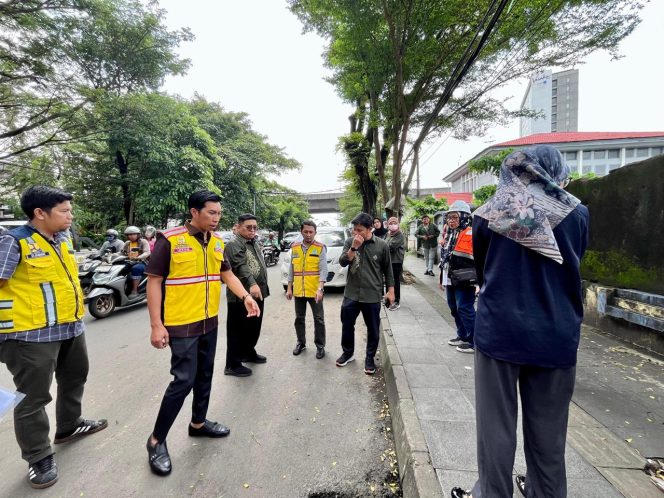 					Peninjauan Proyek Jalan Hertasning Makassar oleh Satgas KPK didampingi Kepala Dinas BMBK Provinsi Andi Ihsan (dok)