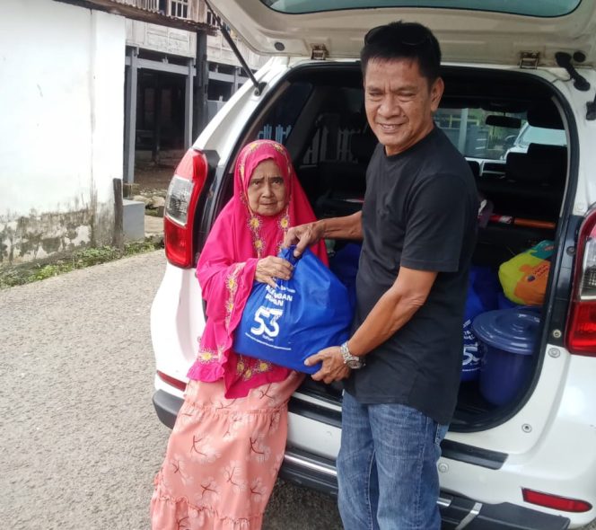 					Lansia di Kampung Aksa Mahmud Terima Paket Sembako Ramadan dari Bosowa Corporindo (dok)