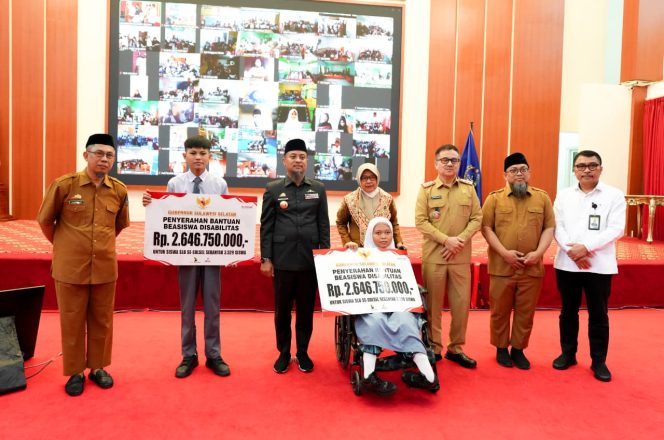 					Gubernur Sulsel Serahkan Rp 5 Miliar Beasiswa untuk 3,400 Siswa SLB
