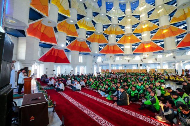 					Buka Puasa Bersama Ojol dan Insan Transportasi, Gubernur Sulsel Bagikan Ribuan Sembako