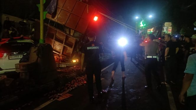 					Proses Evakuasi yang Dilakukan oleh Masyarakat dan Personel Brimob Parepare. [Foto: Ist]