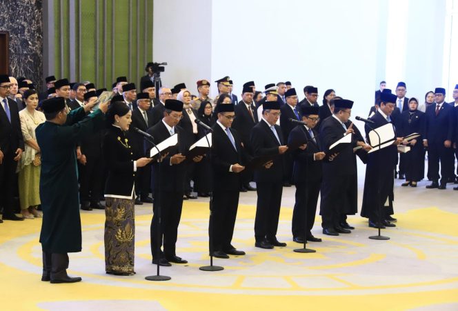 					Ketua MA Resmi Lantik Anggota Dewan Komisioner OJK