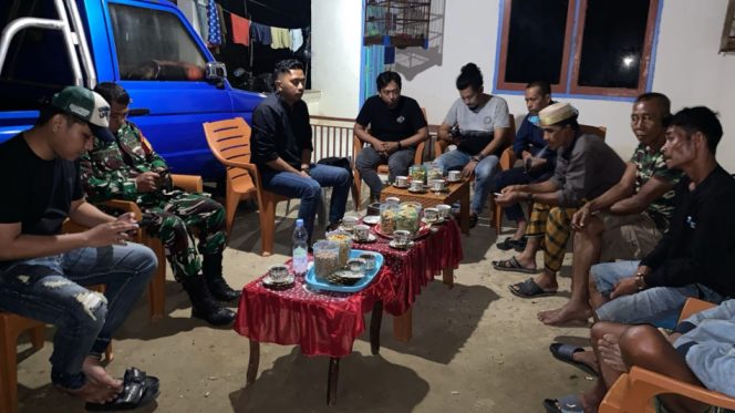 					Tim Resmob Polres Sinjai Bersama Anggota DPRD Fraksi PKB Menemui Para Korban di Tellulimpoe. [Foto: Ist]