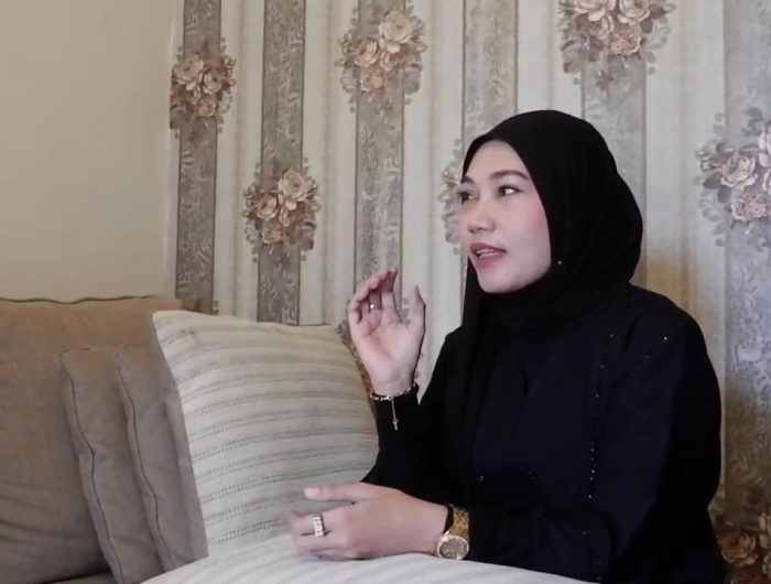 Susi Idris saat bercerita tentang perjalanan kisahnya. (Dok Istimewa)