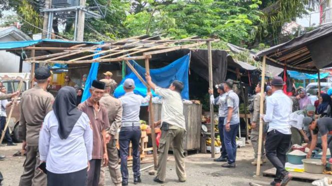 					Tim gabungan yang terdiri dari Satpol PP, Dinas Perhubungan, Pemerintah Kecamatan, serta Dinas Perindag dan ESDM Sinjai melakukan penertiban terhadap sejumlah pedagang yang mendirikan lapak di area parkir Pasar Sentral Sinjai. [Foto: Ist/ Dinas Perindag]