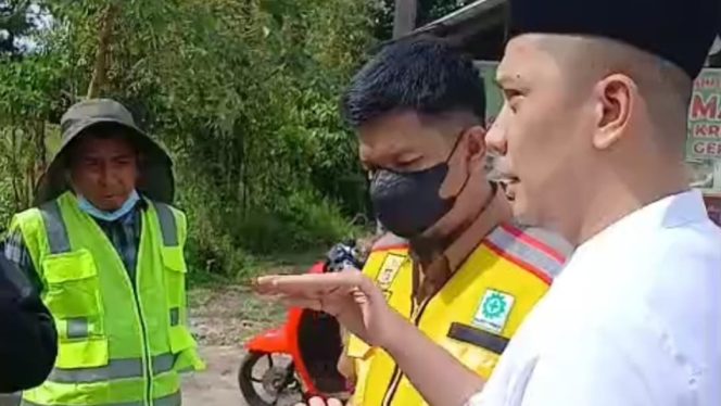 					Banggar DPRD Sulsel meninjau langsung proyek ruas jalan Burung-Burung hingga Bili-bili di Kabupaten Gowa. [Foto: Ist]