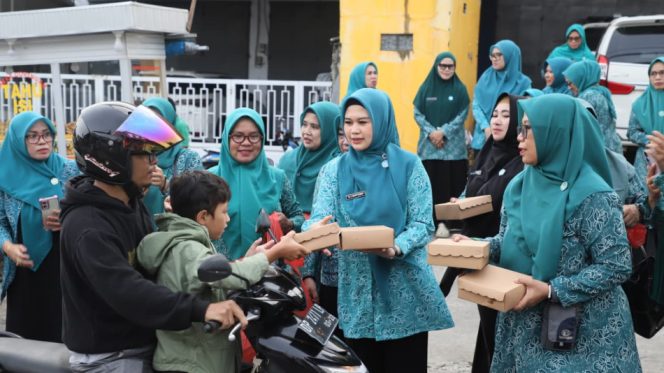 					Pelaksanaan Pembagian Takjil yang Dilakukan Oleh PKK Parepare. [Foto: Ist]