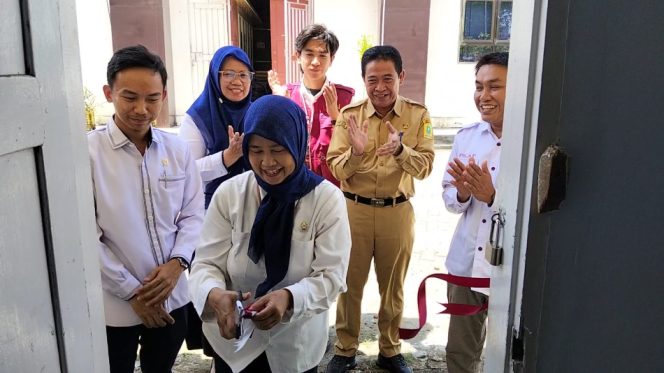 					Wakil Ketua PN Sinjai, Sici Astri Pramawati, secara simbolis menggunting pita sebagai tanda dimulainya operasional ruang literasi. [Foto: Istimewa]