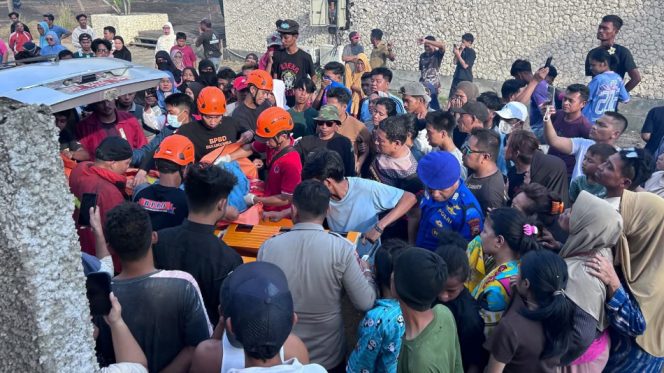 					Proses Evakuasi Korban Meninggal Dunia pada Peristiwa Kebakaran yang Melanda Hotel Paduppa Resort. [Foto: Ist]