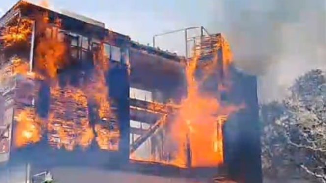 					Kobaran Api Melalap Bangunan Hotel Paduppa Resort Tanjung Bira. [Foto: Ist]
