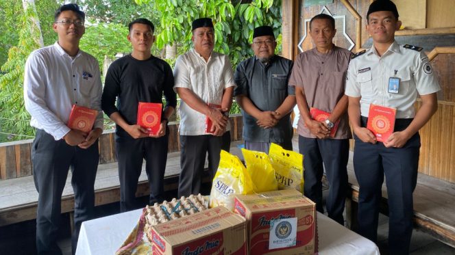					Penyerahan Paket Bantuan Sembako kepada Pesantren Darul Istiqamah. [Foto: Ist]