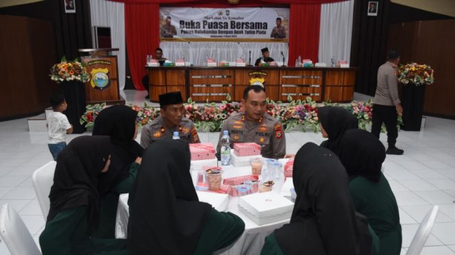 					Polres Bulukumba menggelar buka puasa bersama anak-anak di Aula Parama Satwika. [Foto: Ist]