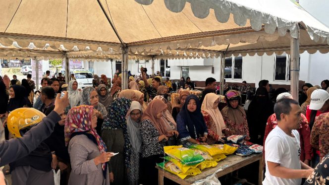 					Antusias Warga Datang Berbelanja di Bazar Ramadan IAD dan Kejari Sinjai. [Foto: Ist]