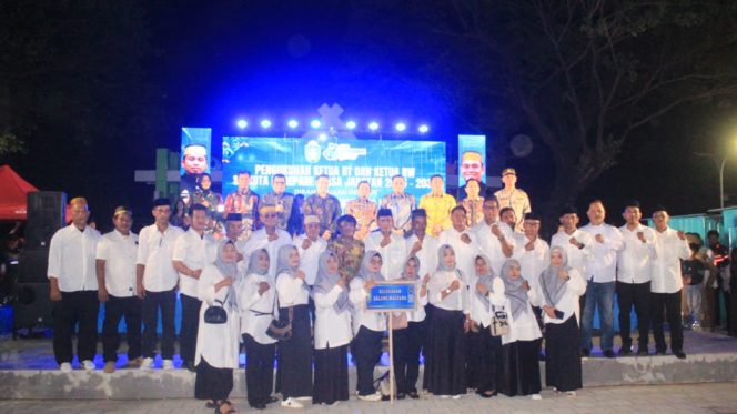 					Foto Bersama RT/RW Yang Baru Dilantik. [Foto: Ist]