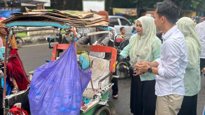 					Pengadilan Negeri Sinjai Berbagi Takjil Sekaligus Kampanye Anti Gratifikasi kepada Masyarakat. [Foto: Ist]
