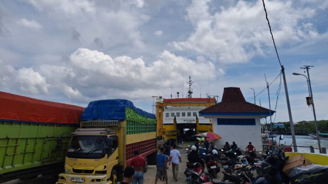 					Kapal Feri di Pelabuhan Bira Akan Berangkat ke Pelabuhan Pamatata, Selayar. [Foto: Berita.News/ Syarif]