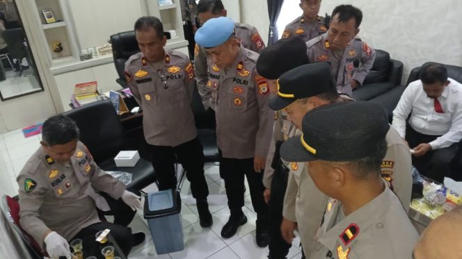 					Personel Polres Bulukumba Lakukan Tes Urine Mendadak. [Foto: Ist]