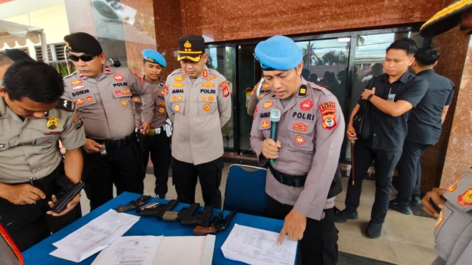 					Kapolres Sinjai AKBP Jamal Fathur Rakhman Pimpin Pengecekan Senpi Personel. [Foto: Ist]