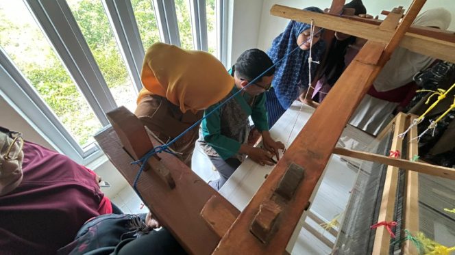 					Dekranasda Bulukumba menggelar pelatihan pengembangan desain bagi para penenun. [Foto: Ist]