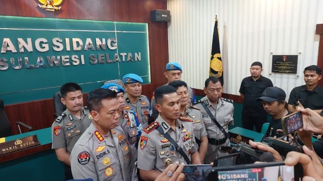 					Wawancara Awak Media Kabidpropam Polda Sulsel Kombes Pol. Zulham Effendy usai Sidang PTDH. [Foto: Ist]