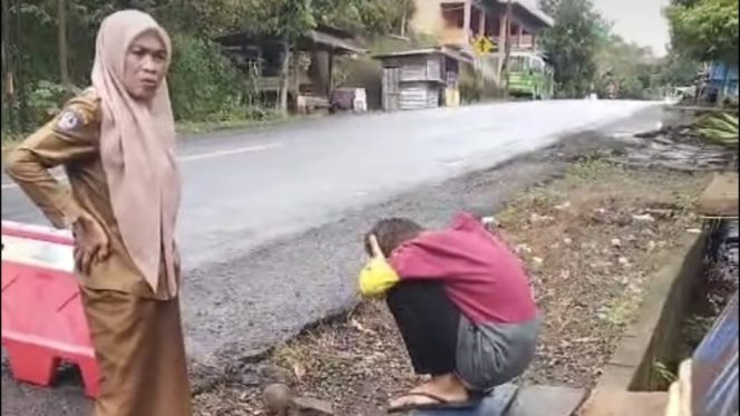 					Warga Bulukumpa menemukan seorang bocah yang diduga kabur dari rumah di Jalan Poros Bulukumba–Sinjai. [Foto: Tangkapan Layar/ Net]