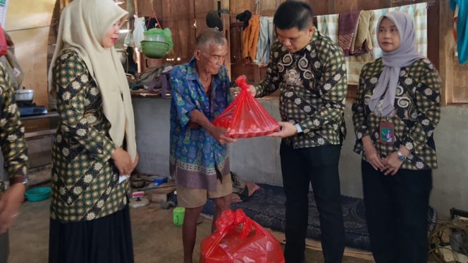 					Ketua PN Sinjai Bersama PA Sinjai Menyerahkan Paket Bantuan Sembako kepada Warga Kurang Mampu di Desa Salohe, Kecamatan Sinjai Timur. [Foto: Is/ PN Sinjai]