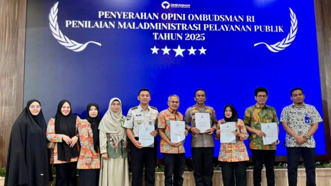 					Penyerahan Dokumen hasil penilaian diserahkan oleh Ketua Ombudsman RI Perwakilan Sulawesi Selatan, Ismu Iskandar, kepada Sekretaris Daerah Kabupaten Bulukumba, Muh Ali Saleng. [Foto: Ist]