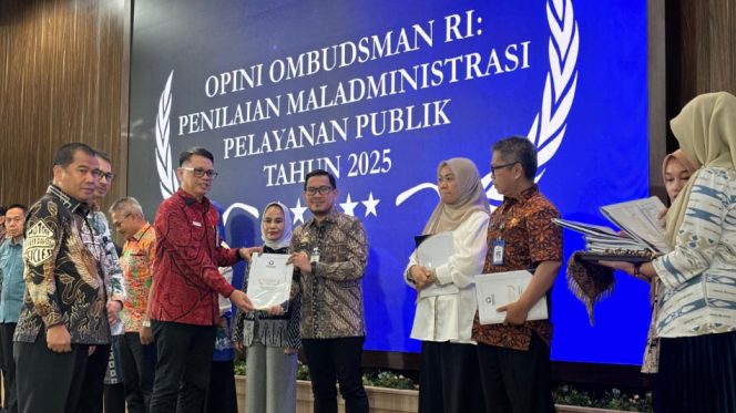 					Amarung Agung Hamka Wakili Pemkot Parepare Menerima Penghargaan Dari Ombudsman RI. [Foto: Ist]