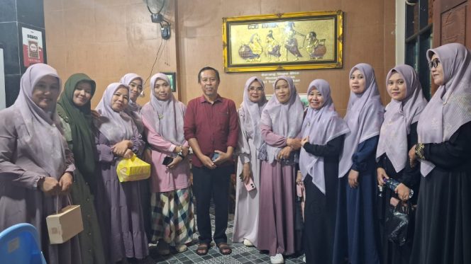 					Buka Bersama Dirangkaikan Bagi THR Guru SMPN 23 Sinjai. [Foto: Ist]