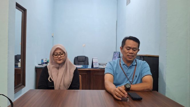 					Direktur PDAM Sinjai, Nasrullah Mustamin Didampingi Humas. [Foto: Berita.News/ Thatang]